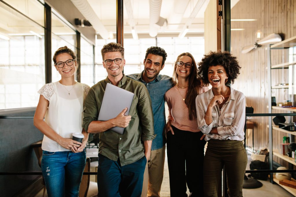 Equipo de trabajo sonriente